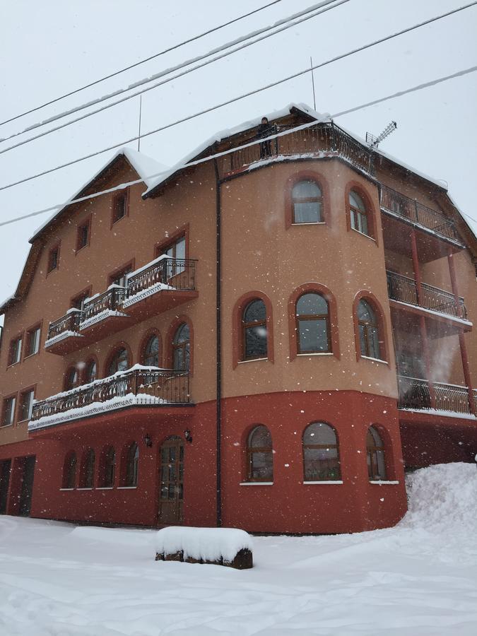 Franc Hotel ยาซินยา ภายนอก รูปภาพ